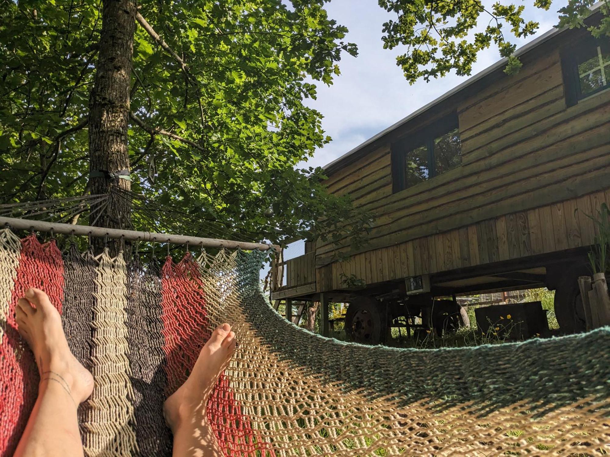 La Roulotte Tiny House Du Mond'Ideal Leval  Exterior foto